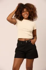 Short de jean negro de tiro alto, corte holgado y bolsillos delanteros y traseros.