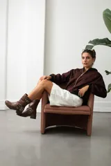 Bota corta de eco cuero color chocolate, con diseño de caña media, taco cuadrado y detalle de correas con hebillas metálicas plateadas.