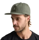Gorra de visera plana marca Roark color verde militar, con diseño de cinco paneles y un parche rectangular frontal con el logo y nombre de la marca bordados.