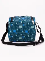 Lonchera térmica con doble cierre, diseño estampado geométrico en tonos de azul y verde, y bolsillo frontal con cierre negro.