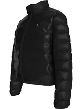 Campera puffer corta de nailon reciclado color negro, con cuello alto, cierre frontal con cremallera, bolsillos laterales con cremallera y logo de Calvin Klein en el pecho.