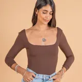 Collar con dije compuesto por tres aros entrelazados de plata 925, con cadena de eslabones tipo veneciana.