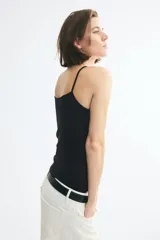 Musculosa negra entallada de microfibra, con escote redondo y breteles finos.