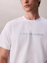 Remera Calvin Klein de color blanco, confeccionada en punto de algodón BCI, con cuello redondo, manga corta, corte regular y logotipo estampado en el pecho.