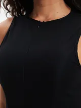 Vestido negro sin mangas, ajustado en la parte superior y con falda corta tipo globo o bombacha fruncida con cordón ajustable en la cintura.