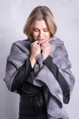 Pashmina grande gris oscuro con lana merino en tonos de grises, afieltrada a mano.