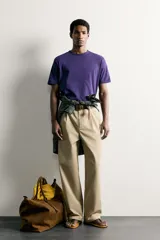 Camiseta regular fit color amarillo, con efecto lavado, cuello redondo y manga corta.