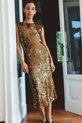 Vestido midi dorado cubierto de lentejuelas, con cuello redondo, mangas cortas y espalda abierta con cordones para ajustar.
