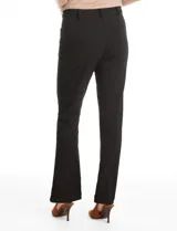 Pantalón de vestir marca Zac & Rachel confeccionado en crepe elastizado. Presenta un diseño de tiro alto con silueta de pierna recta, pretina con pasadores y un aplique decorativo de cadena dorada en la parte frontal. Incluye bolsillos laterales.