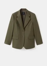 Blazer verde militar, de corte estructurado, con solapas de muesca, bolsillos con solapa y cierre frontal de un botón.