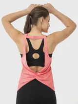 Musculosa deportiva de secado rápido, color coral, con cuello redondo y espalda rebajada.