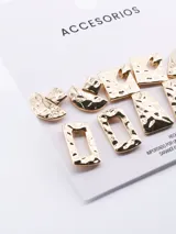 Set de seis pares de caravanas de metal dorado con acabado martillado y texturizado, que incluye diversos diseños geométricos y un par con incrustaciones de cristales.