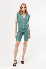 Short biker de punto metalizado color verde agua, con cintura elástica.