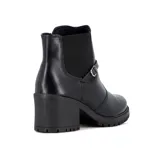Bota de caña media confeccionada en cuero negro, con elástico lateral, tira decorativa con hebilla metálica y taco cuadrado con suela track.