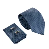 Set de corbata, pañuelo de bolsillo y gemelos de color azul con diseño de círculos concéntricos.