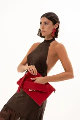 Vestido largo de encaje color chocolate, con escote halter y diseño ajustado en el torso que se abre en una falda con transparencia en el ruedo.