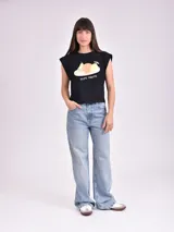 Remera color beige con mangas cortas y cuello redondo. Estampado frontal con la frase "Save the Wildlife" y la silueta de un leopardo.