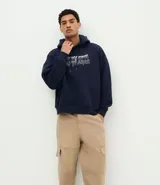 Pantalón masculino de corte baggy relaxed, confeccionado en sarga de algodón. Presenta cintura con trabillas, cierre tradicional y bolsillos laterales tipo cargo.