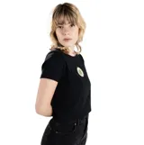 Remera negra de corte crop, con cuello redondo y mangas cortas. Presenta un estampado central pequeño en forma de flor con el logo de la marca Santa Cruz.