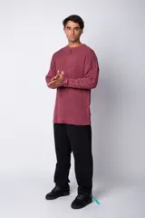 Buzo gris de tela waffle de algodón con teñido acid y corte oversize.