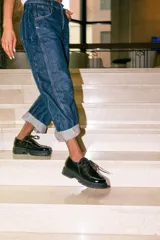 Zapatos tipo wallabee de cuero metalizado en tono peltre, con cordones negros y suela track de goma negra con plataforma.