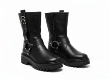 Botas de caña media en cuero negro, con suela track dentada y taco cuadrado. Presentan un diseño con correas ajustables, argollas metálicas y detalles de tachas plateadas.