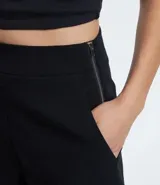 Short de vestir color rosa claro, de corte recto y tiro alto.