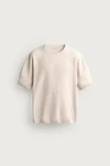 Jersey de punto de manga corta con textura acanalada, cuello redondo y terminaciones en rib en cuello, mangas y ruedo.