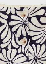 Top entallado de lino y viscosa con estampado floral, cuello cuadrado, tirantes anchos y cierre frontal con botones.