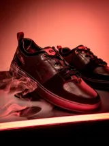 Championes urbanos de edición limitada inspirados en Darth Vader, confeccionados en cuero negro con detalles en rojo. Presentan el logo de Star Wars en la lengüeta y un diseño minimalista con cordones.