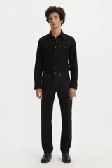 Jean Levi's 505 de hombre, color negro, de corte regular con pierna recta y tiro alto. Cuenta con bragueta de cierre y diseño de cinco bolsillos.