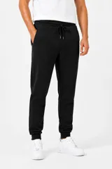 Pantalón de jogging de felpa color negro, con cintura elástica ajustable mediante cordón y puños acanalados en los tobillos.