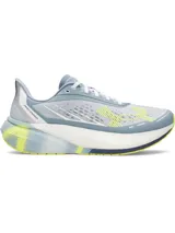 Championes de running Under Armour Velociti Distance, de color celeste con detalles en amarillo flúor, blanco y gris. Diseñados para carreras de larga distancia, cuentan con amortiguación UA HOVR+ y parte superior de malla transpirable.