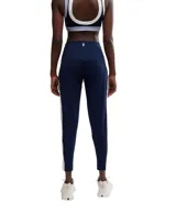 Jogger azul marino de Free People Movement, con cintura alta, cordón ajustable y detalles de bloques de color blanco en los laterales. Presenta bolsillos laterales y un ajuste entallado.