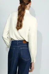 Camisa de manga larga confeccionada en mezcla de modal, con cuello solapa, cierre frontal con botones y puños clásicos.