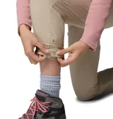 Pantalón de trekking Columbia modelo Leslie Falls Pant II, color beige, de corte entallado con tecnologías Omni-Shield y Omni-Shade, rodillas articuladas y puños ajustables con broches.