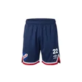 Short de fútbol Umbro del Club Nacional de Football, de color azul marino con detalles en blanco y rojo en los dobladillos. Cuenta con el escudo del club en una pierna y el logo de Umbro junto al número 22 en la otra.