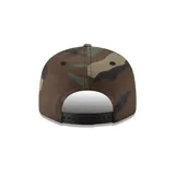 Gorra New Era 9FIFTY de los New York Yankees con estampado de camuflaje en tonos verde, marrón y negro. Logotipo de los Yankees bordado en blanco en el frente.