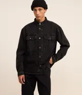 Camisa masculina Blue Steel de corte oversized tipo boxy, confeccionada en denim de algodón con efecto marmolado. Presenta cuello camisero, mangas largas, cierre frontal con botones metálicos y dos bolsillos con solapa en el pecho.