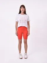 Biker short de tiro alto, confeccionado en tejido elástico liso.