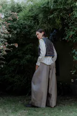 Pantalón sastrero de corte ancho y tiro alto, confeccionado en una mezcla de algodón y lino. Presenta un diseño de pierna amplia y holgada, ideal para un look sofisticado y cómodo.