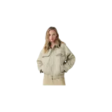 Campera Eme Studios modelo Pathos Rice, color beige con cuello de pana en color verde oscuro, cierre frontal con cremallera, múltiples bolsillos delanteros y detalle de logo bordado en el pecho.