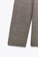 Top de punto de manga larga con escote recto tipo palabra de honor y diseño con vuelta en la parte superior que deja los hombros al descubierto.