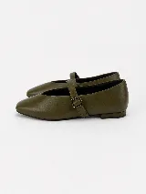 Zapato flat tipo Mary Jane de ecocuero negro, con puntera cuadrada, suela baja y tira en el empeine con hebilla metálica.