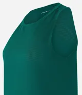 Musculosa deportiva de microfibra texturizada con diseño de cuadraditos, cuello redondo, breteles anchos y bajo redondeado.