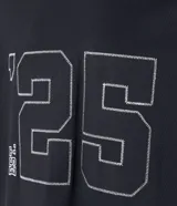 Remera deportiva negra de poliéster con cuello en V, mangas cortas y estampado frontal con el número 25 y el nombre del equipo NFL Giants en blanco.