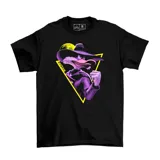 Remera negra de algodón con estampa frontal del personaje Pato Darkwing en tonos violetas, enmarcado en un triángulo amarillo con una luna de fondo.