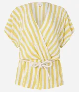 Blusa de viscolino a rayas verticales azul marino y blanco, con escote en V cruzado, mangas cortas y cinturón de cuerda en la cintura.