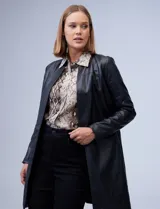 Chaqueta larga de eco cuero color negro, con cuello a la base, abertura central y bolsillos delanteros.