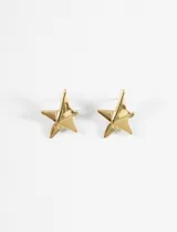 Aros tipo stud con diseño de estrella tridimensional en acabado dorado.